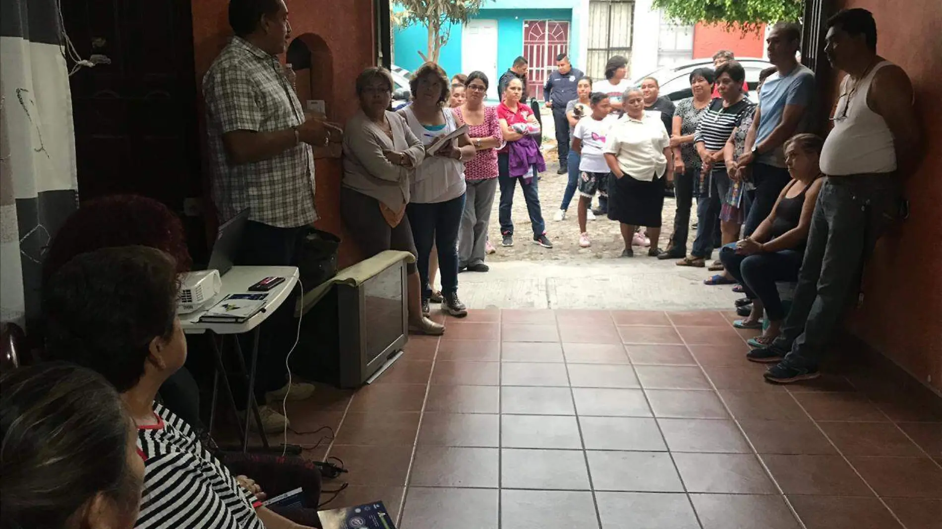 Titular de la SSPM sostiene reuniones con vecinos.  foto Cortesía.